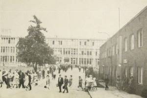 Budynek Główny RWT, lata 50-60. Plac przed wejściem do zakładu. Po prawej stronie budynek z okresu przedwojennego (jeszcze istniał)